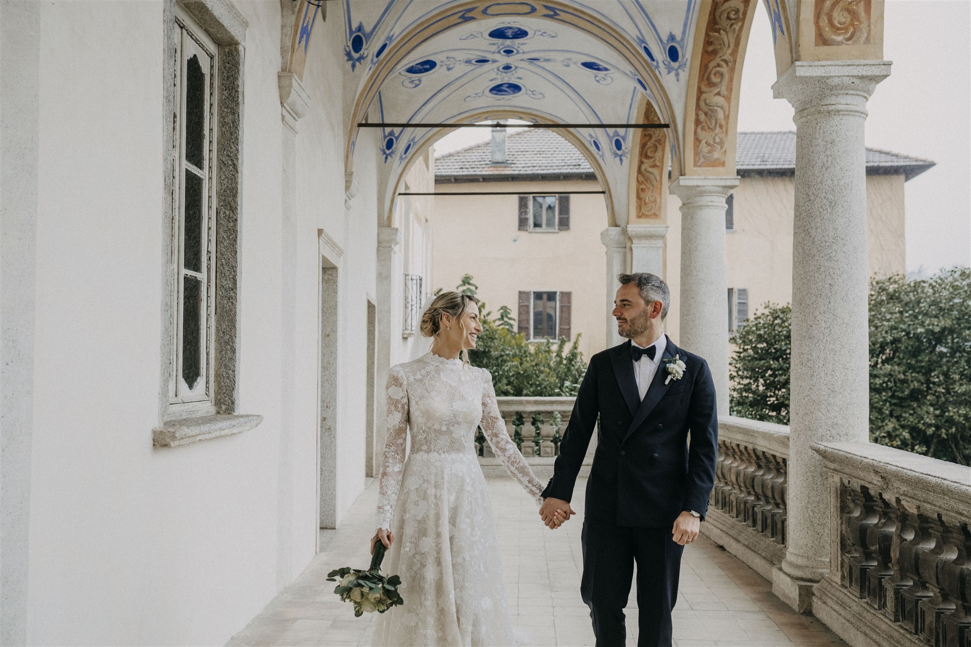 Fotografo matrimonio a Positano (sposi camminano mano nella mano)