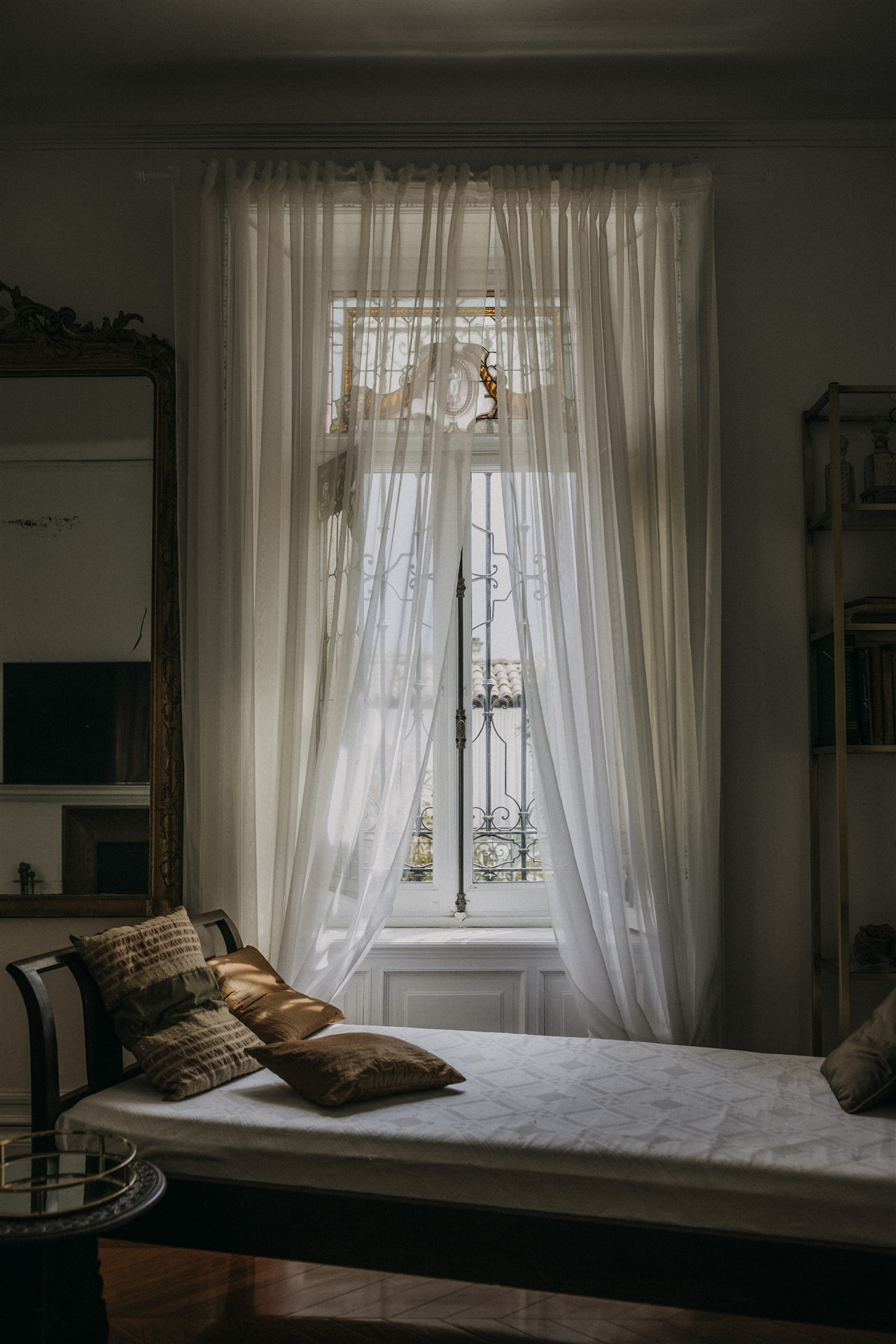 Fotografo matrimonio a Positano (dettaglio stanza,finestra con tende)